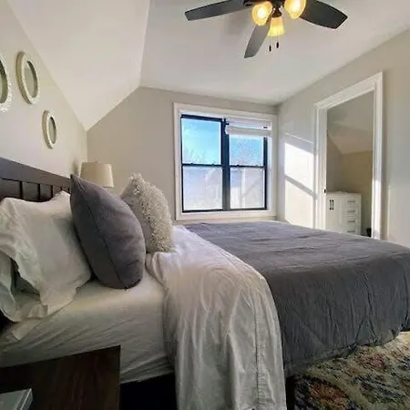 Modern 4 Bedroom In Lakeview *