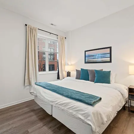 Stylish 3br Gem In Prime Location Chicago