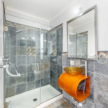 Modern 4 Bedroom Greystone Holiday home *
