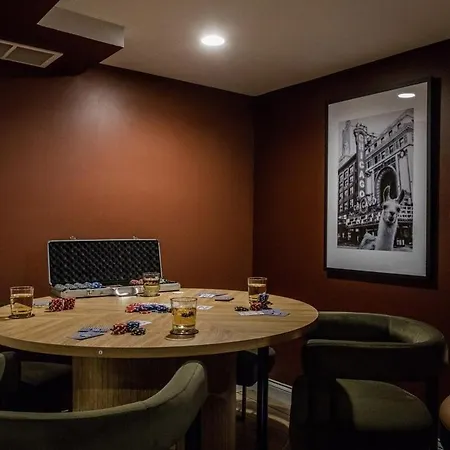 The Retreat - Hot Tub, Theater, Game Room, Fire Pit, Bar, Sleeps 14 Holiday home Chicago