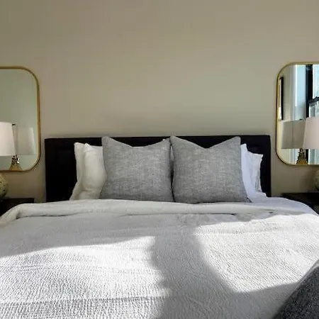 Modern 4 Bedroom In Lakeview
