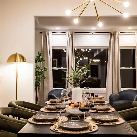 Holiday home The Retreat - Hot Tub, Theater, Game Room, Fire Pit, Bar, Sleeps 14 Chicago