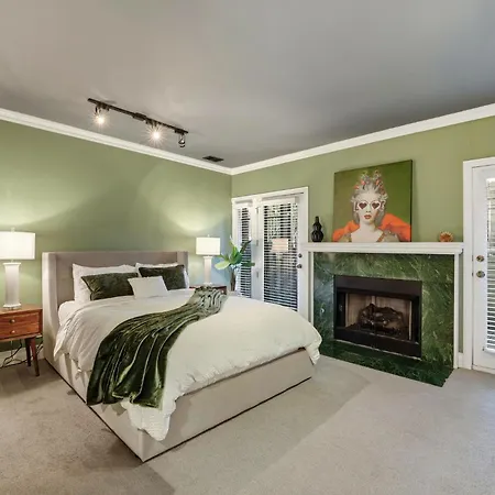 River West Modern 4-bd With Patio & Balcony *