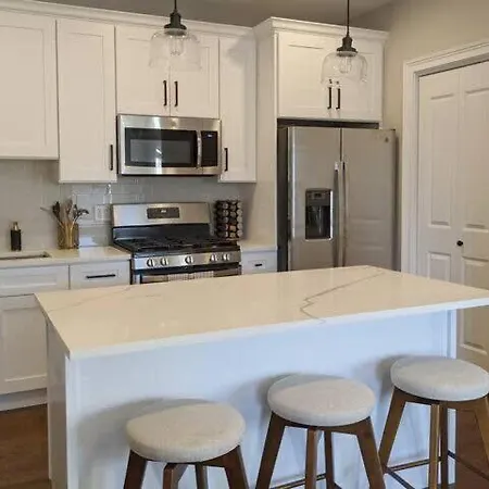 Holiday home Modern 4 Bedroom In Lakeview *