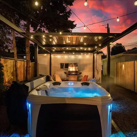 Holiday home The Retreat - Hot Tub, Theater, Game Room, Fire Pit, Bar, Sleeps 14 *