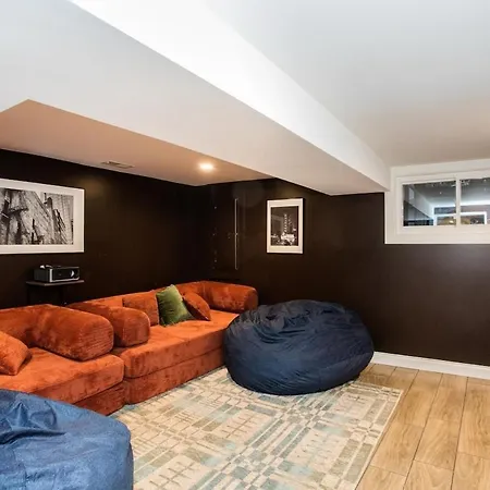The Retreat - Hot Tub, Theater, Game Room, Fire Pit, Bar, Sleeps 14 Holiday home