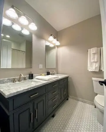Modern 4 Bedroom In Lakeview *