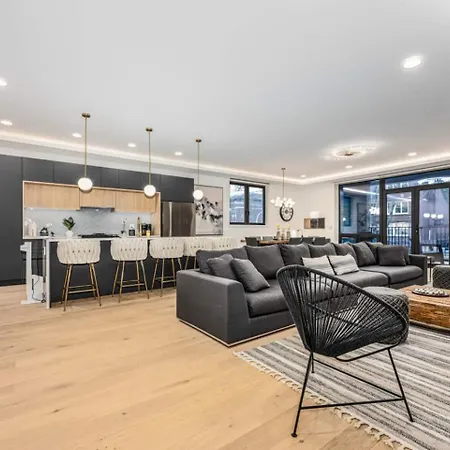 Ultra Modern Luxury - New Construction 4 Bedrooms Holiday home Chicago