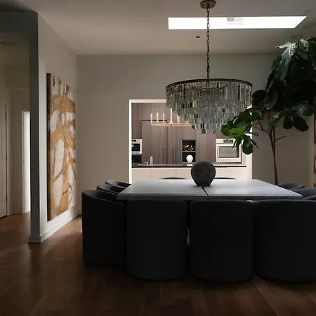 Luxury Gold Coast Penthouse With Deck & Views *