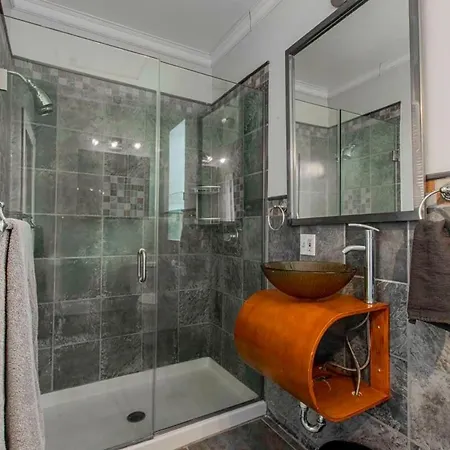 Modern 4 Bedroom Greystone * Chicago