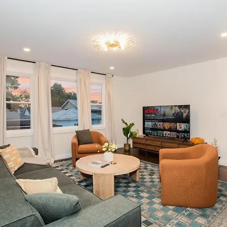 The Retreat - Hot Tub, Theater, Game Room, Fire Pit, Bar, Sleeps 14 * Chicago