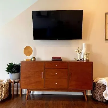Modern 4 Bedroom In Lakeview *