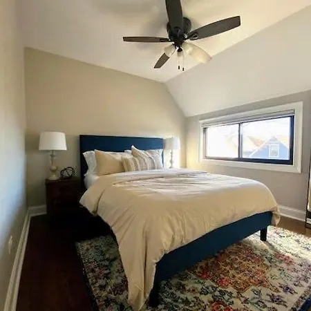 Modern 4 Bedroom In Lakeview
