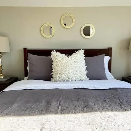 Modern 4 Bedroom In Lakeview