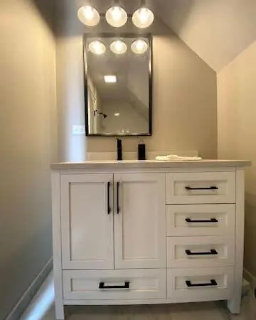 Modern 4 Bedroom In Lakeview *