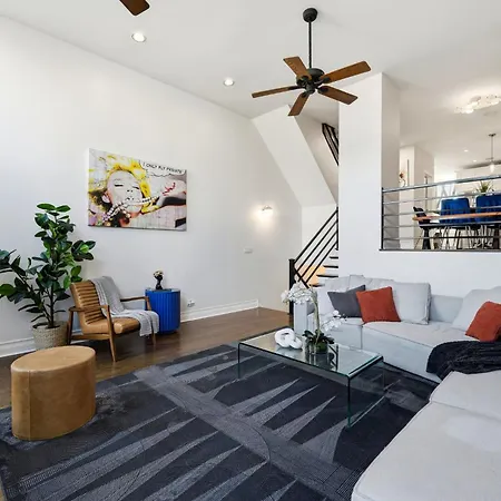 River West Modern 4-bd With Patio & Balcony *