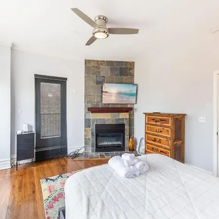 Modern 4 Bedroom Greystone Holiday home Chicago
