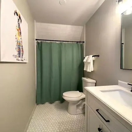 Modern 4 Bedroom In Lakeview *