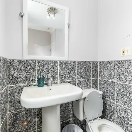 Modern 4 Bedroom Greystone Holiday home *