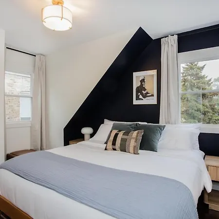 The Retreat - Hot Tub, Theater, Game Room, Fire Pit, Bar, Sleeps 14 Holiday home Chicago