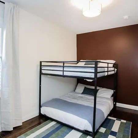 The Retreat - Hot Tub, Theater, Game Room, Fire Pit, Bar, Sleeps 14 Holiday home Chicago