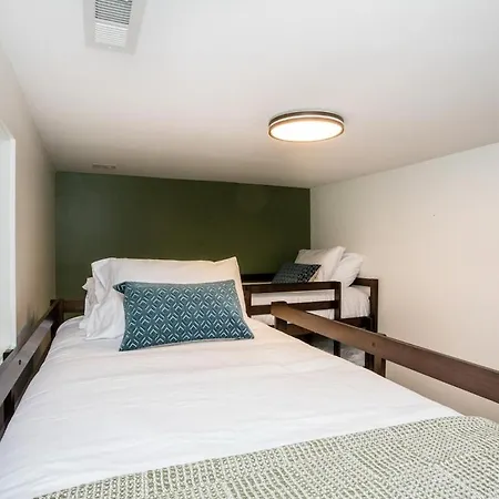 The Retreat - Hot Tub, Theater, Game Room, Fire Pit, Bar, Sleeps 14 Holiday home