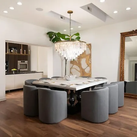 Luxury Gold Coast Penthouse With Deck & Views