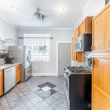 Modern 4 Bedroom Greystone Holiday home Chicago