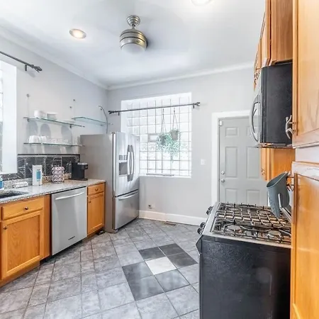 Modern 4 Bedroom Greystone Holiday home Chicago