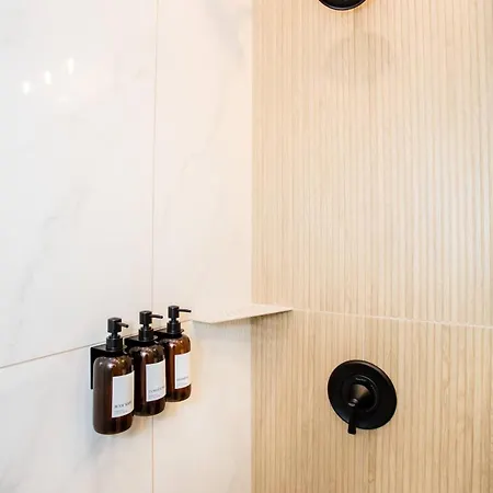 The Retreat - Hot Tub, Theater, Game Room, Fire Pit, Bar, Sleeps 14 Chicago