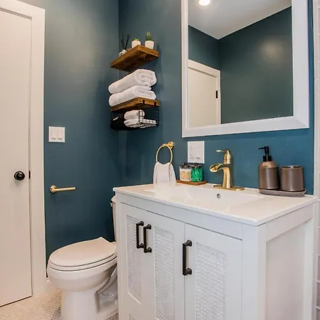Holiday home The Retreat - Hot Tub, Theater, Game Room, Fire Pit, Bar, Sleeps 14 Chicago