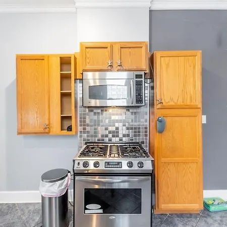 Modern 4 Bedroom Greystone Holiday home Chicago