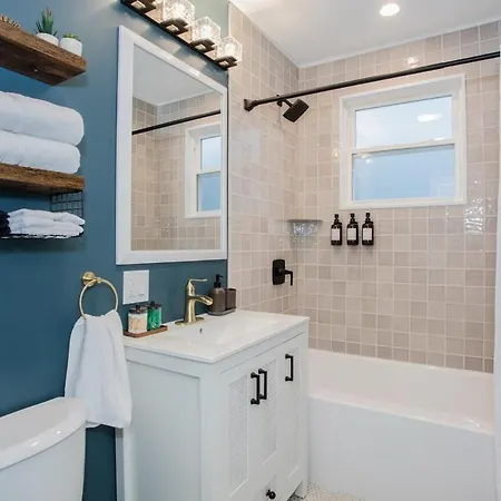 The Retreat - Hot Tub, Theater, Game Room, Fire Pit, Bar, Sleeps 14 * Chicago