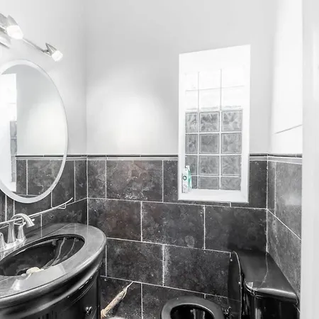 Modern 4 Bedroom Greystone Holiday home Chicago