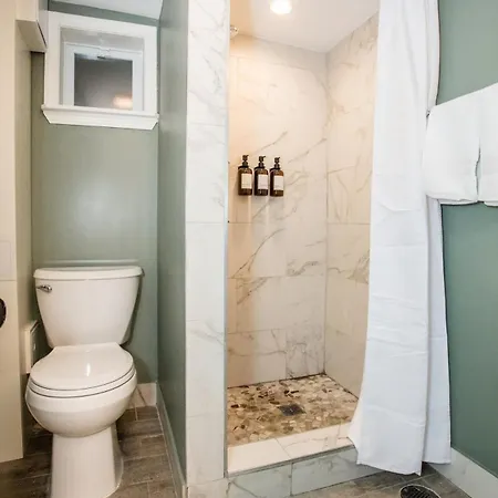 Holiday home The Retreat - Hot Tub, Theater, Game Room, Fire Pit, Bar, Sleeps 14 Chicago