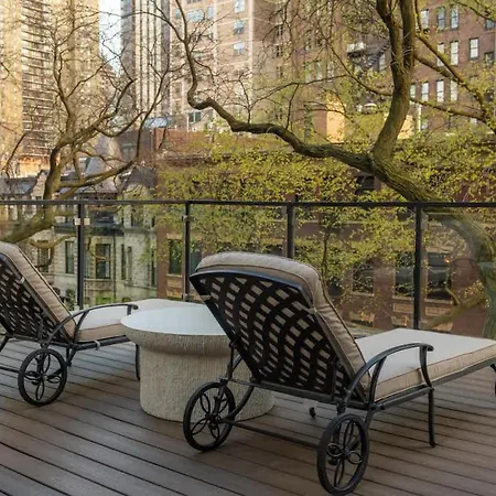 Luxury Gold Coast Penthouse With Deck & Views *