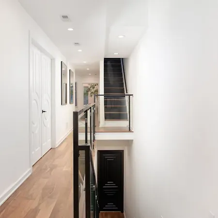 Luxury Gold Coast Penthouse With Deck & Views Holiday home Chicago