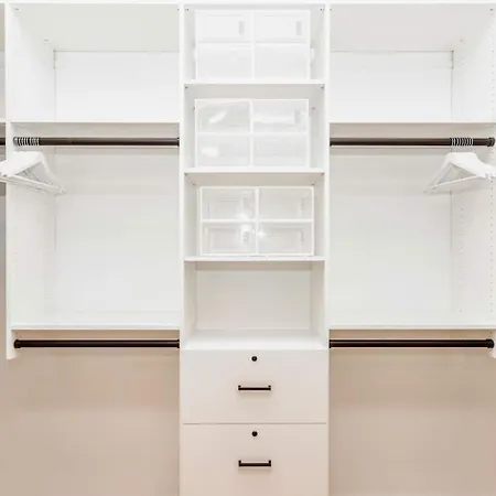 Ultra Modern Luxury - New Construction 4 Bedrooms Holiday home Chicago