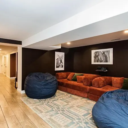 The Retreat - Hot Tub, Theater, Game Room, Fire Pit, Bar, Sleeps 14 Holiday home Chicago