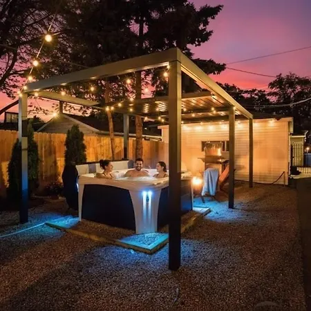 The Retreat - Hot Tub, Theater, Game Room, Fire Pit, Bar, Sleeps 14 Holiday home Chicago