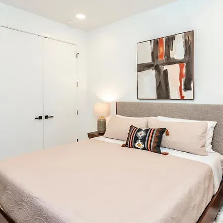 Ultra Modern Luxury - New Construction 4 Bedrooms Holiday home Chicago