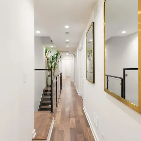 Luxury Gold Coast Penthouse With Deck & Views Holiday home Chicago