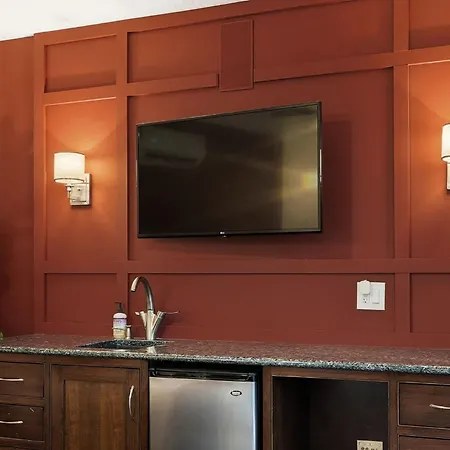 River West Modern 4-bd With Patio & Balcony