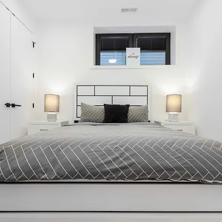 Ultra Modern Luxury - New Construction 4 Bedrooms Holiday home Chicago