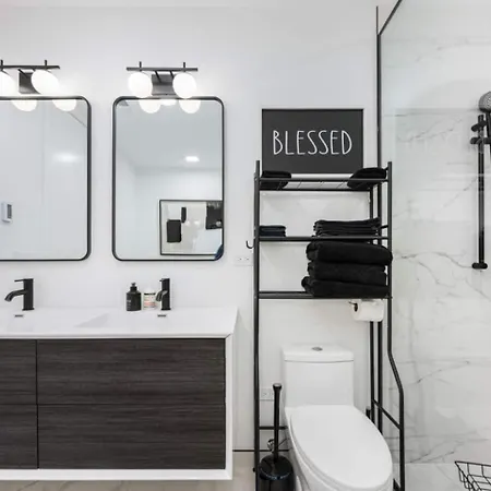 Ultra Modern Luxury - New Construction 4 Bedrooms Holiday home Chicago