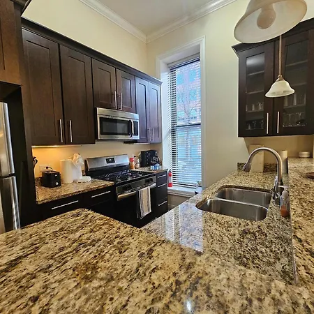 Gold Coast Downtown Sleeps 20 *