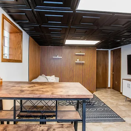 Stylish Garden-level 2br: Quiet Neighborhood Apartment