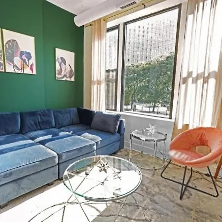 Spacious 3br Retreat Near Mccormick Place Apartment