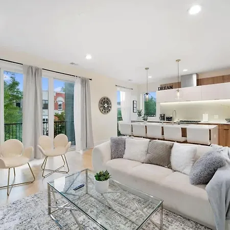 Comfy 3-bd Near United Center With Balcony