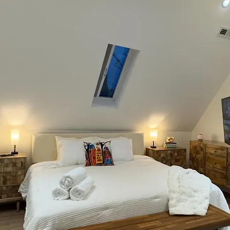 Chic Luxe Retreat Light Filled King Bed Garage Apartment *